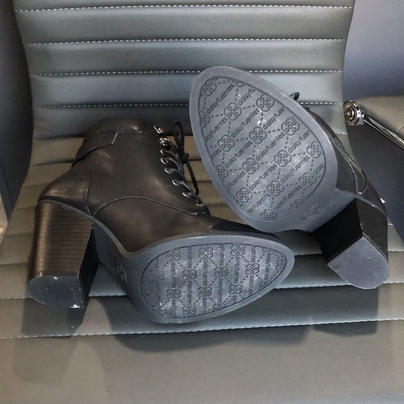 Black boots - Picture 2 of 4